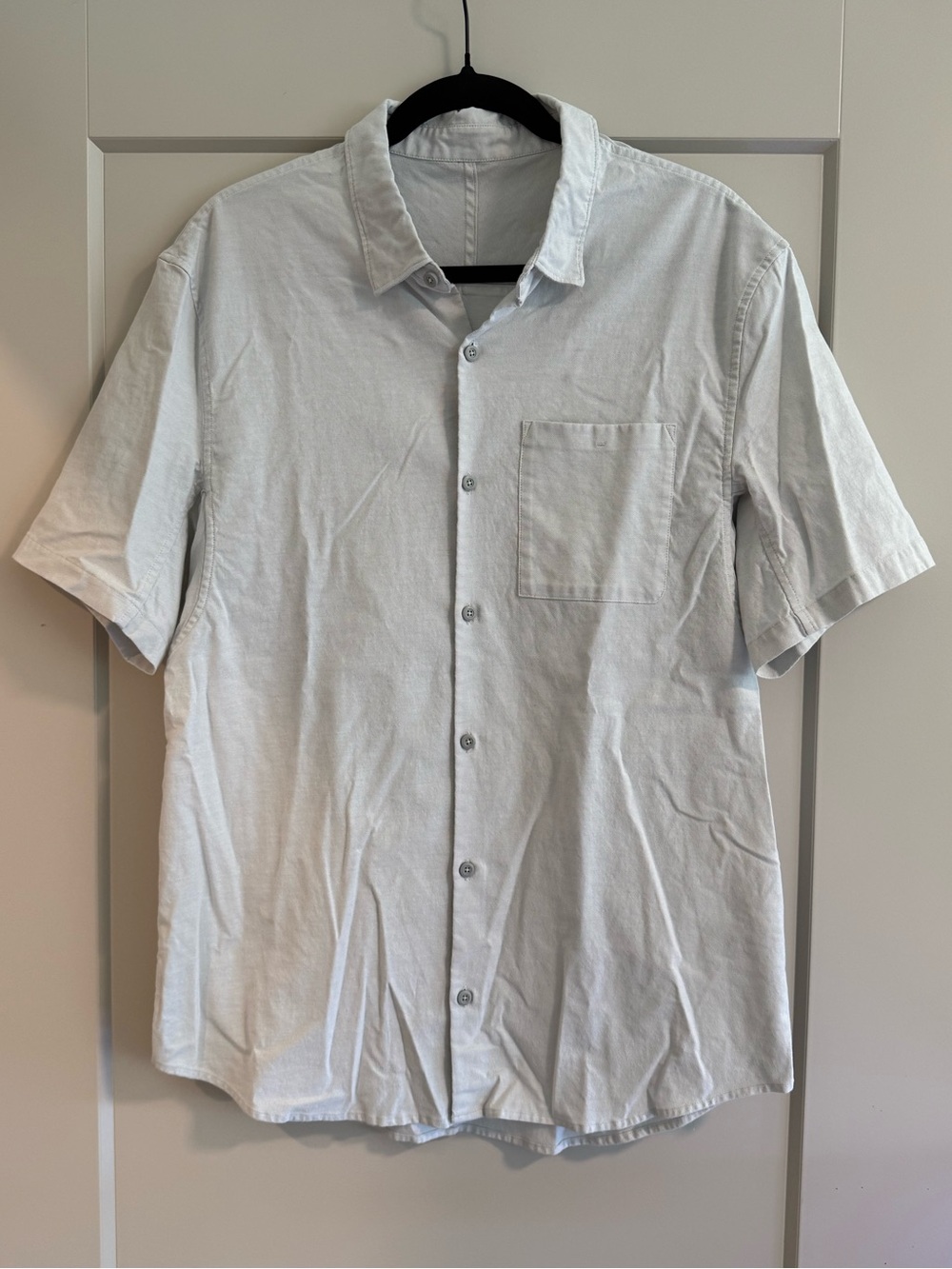Lululemon Men’s Oxford Short Sleeve Shirt Light Grey, size M, like new!